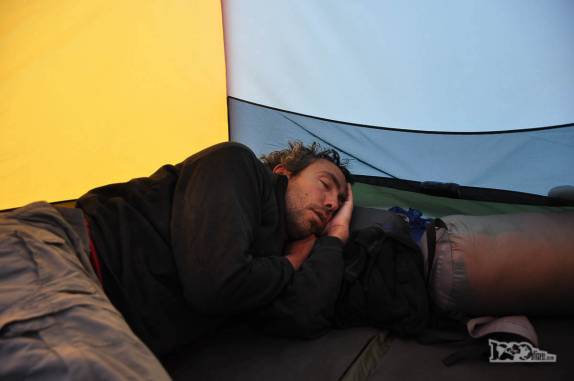 Descansando para combater a dor de cabeça aos 3.400 metros de altitude, na barraca montada no acampamento de Confluencia, a meio caminho da base do Aconcágua, região de Mendoza, a oeste da Argentina